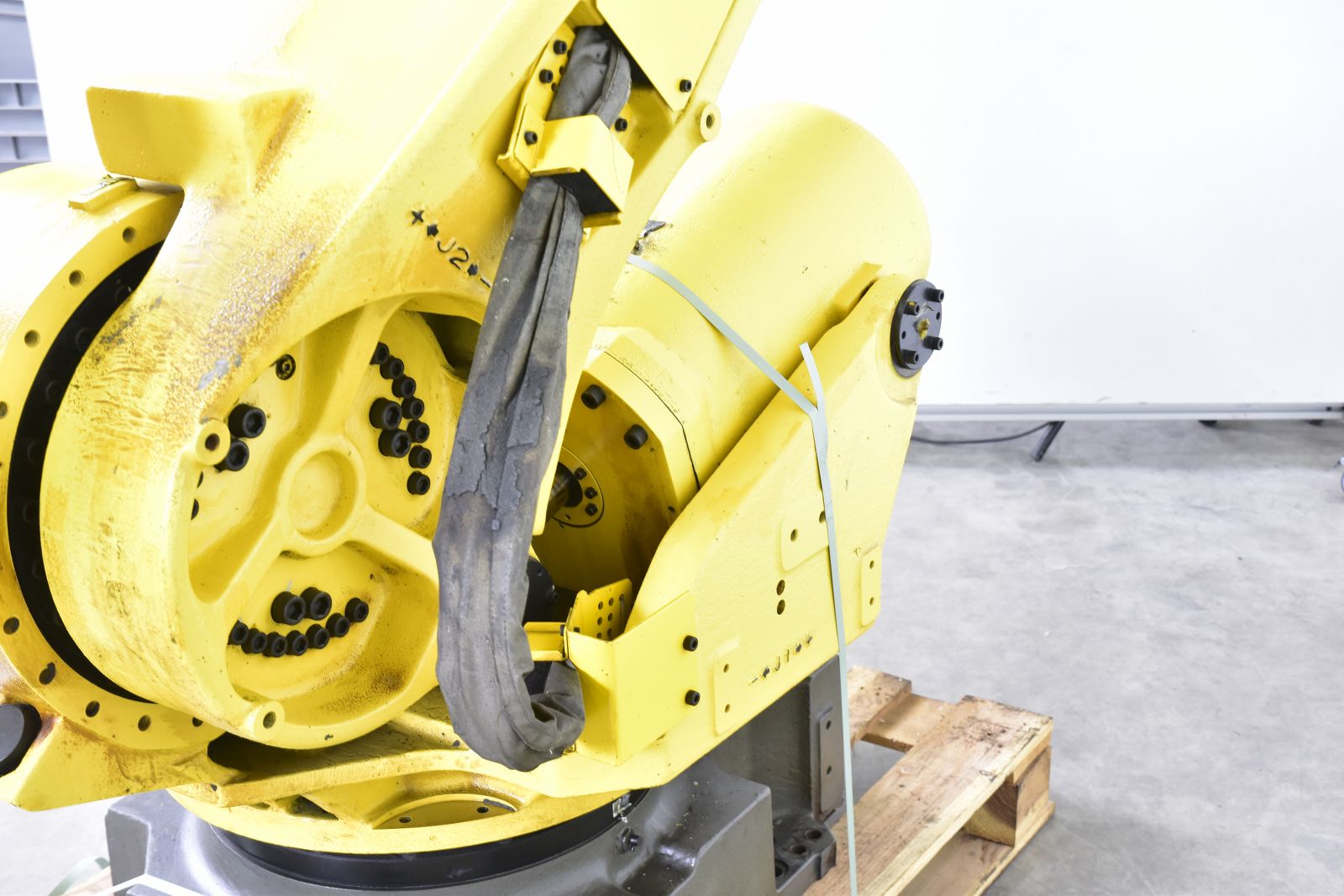 FANUC R-2000iA/165F, A05B-1324-B203,Robot with Control cabinet and Panel, YoM2002 FANUC R-2000iA/165F, A05B-1324-B203,Robot with Control cabinet and Panel, YoM2002